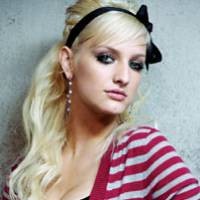 Ashlee Simpson Hanya Mau Bugil Untuk Pacar